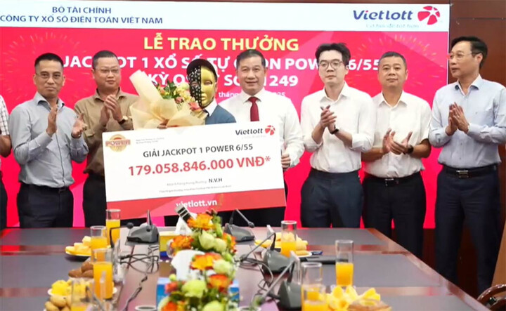 Lộ diện người trúng độc đắc Vietlott hơn 179 tỷ đồng