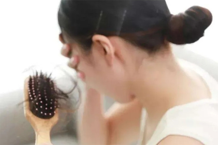 Bên cạnh bổ sung thực phẩm, bạn cũng cần thay đổi thói quen sống để phòng chống rụng tóc. (Ảnh: Sohu)