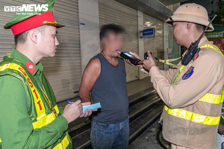 Lực lượng CSGT kiểm tra nồng độ cồn.