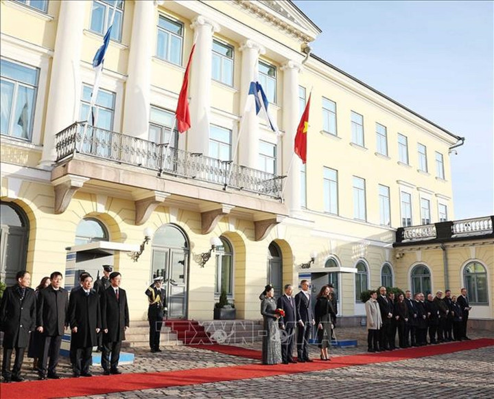 Tổng thống Alexander Stubb và Phu nhân chào đón Tổng Bí thư Tô Lâm và Phu nhân tại nơi đỗ xe, sau đó mời Tổng Bí thư và Phu nhân vào vị trí danh dự. Quân nhạc cử Quốc thiều Việt Nam và Quốc thiều Phần Lan - Ảnh: TTXVN