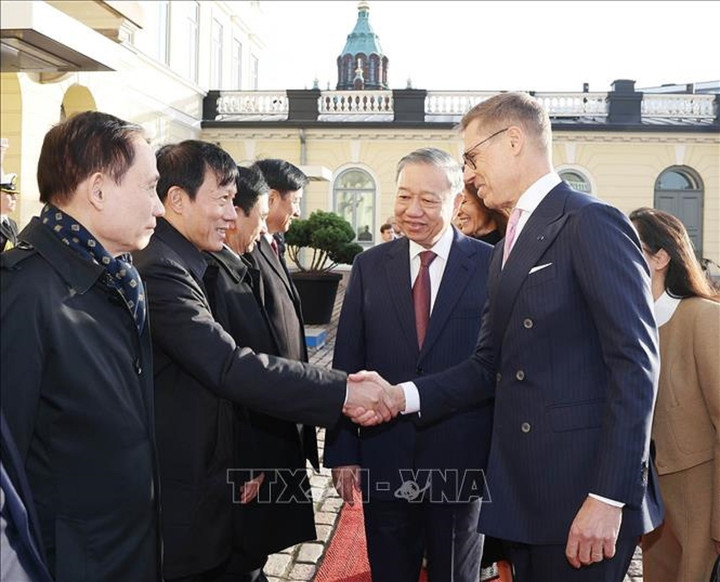 Tổng Bí thư Tô Lâm giới thiệu với Tổng thống Alexander Stubb các thành viên đoàn Việt Nam - Ảnh: TTXVN