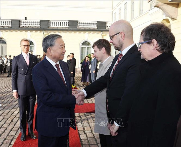 Tổng thống Alexander Stubb giới thiệu với Tổng Bí thư Tô Lâm các quan chức Phần Lan - Ảnh: TTXVN