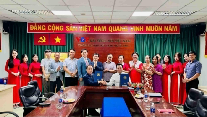 ພິທີລົງນາມໃນບົດບັນທຶກຊ່ວຍຈຳ (MOU) ກ່ຽວກັບການສ້າງຕັ້ງສະຖາບັນ Sejong ແລະ ການຮ່ວມມືແລກປ່ຽນສາກົນລະຫວ່າງວິທະຍາໄລ VOV ກັບມະຫາວິທະຍາໄລ Seoil, ສ.ເກົາຫຼີ.