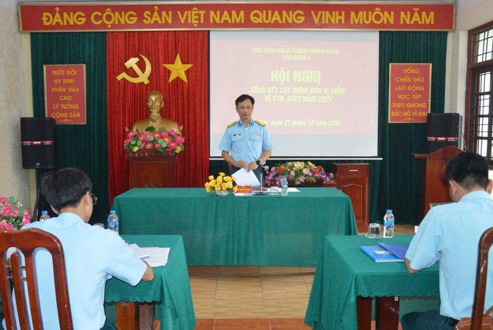 Đại tá Vũ Mạnh Hoàng- Phó Chính ủy Học viện Phòng không - Không Quân chủ trì hội nghị