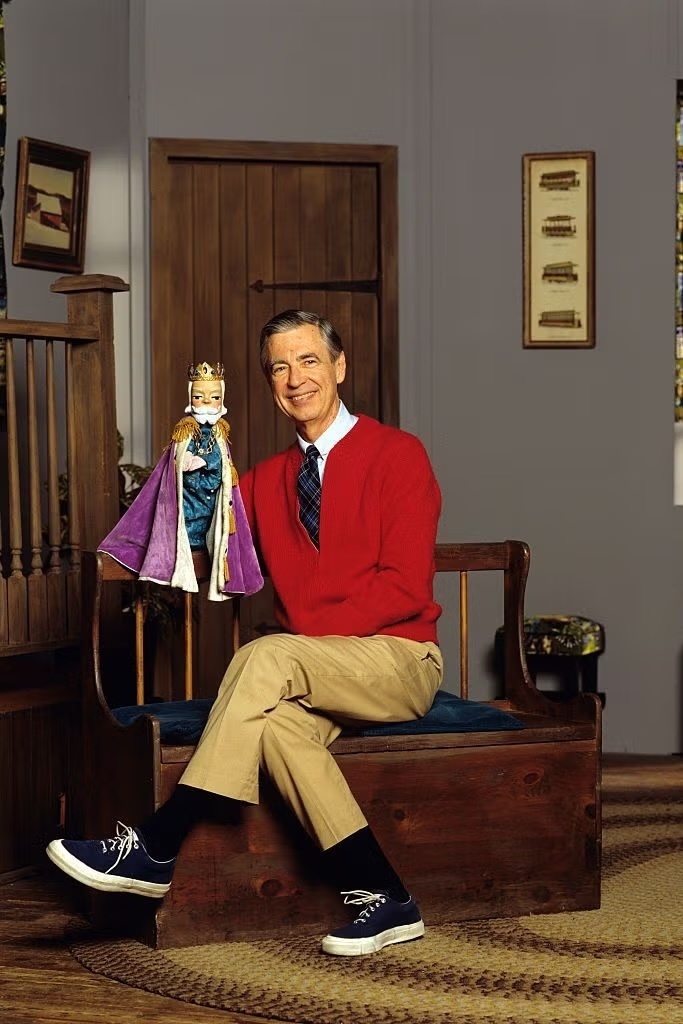 Không cần đáng sợ mới nổi bật, đôi khi, hóa trang thành người tử tế như ông Rogers mới thật sự đặc biệt. Chỉ với chiếc cardigan đỏ, quần tây nâu và một con rối nhỏ, bạn đã sẵn sàng mang lại năng lượng tích cực và nụ cười ấm áp cho cả buổi tiệc Halloween.