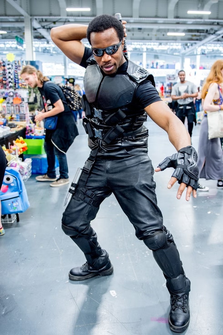 Phong cách của Blade chưa bao giờ lỗi mốt. Hãy kết hợp quần da đen, áo vest chiến thuật và thêm chút thần thái lạnh lùng để tái hiện hình ảnh chiến binh bóng đêm trứ danh từ Blade: Trinity.