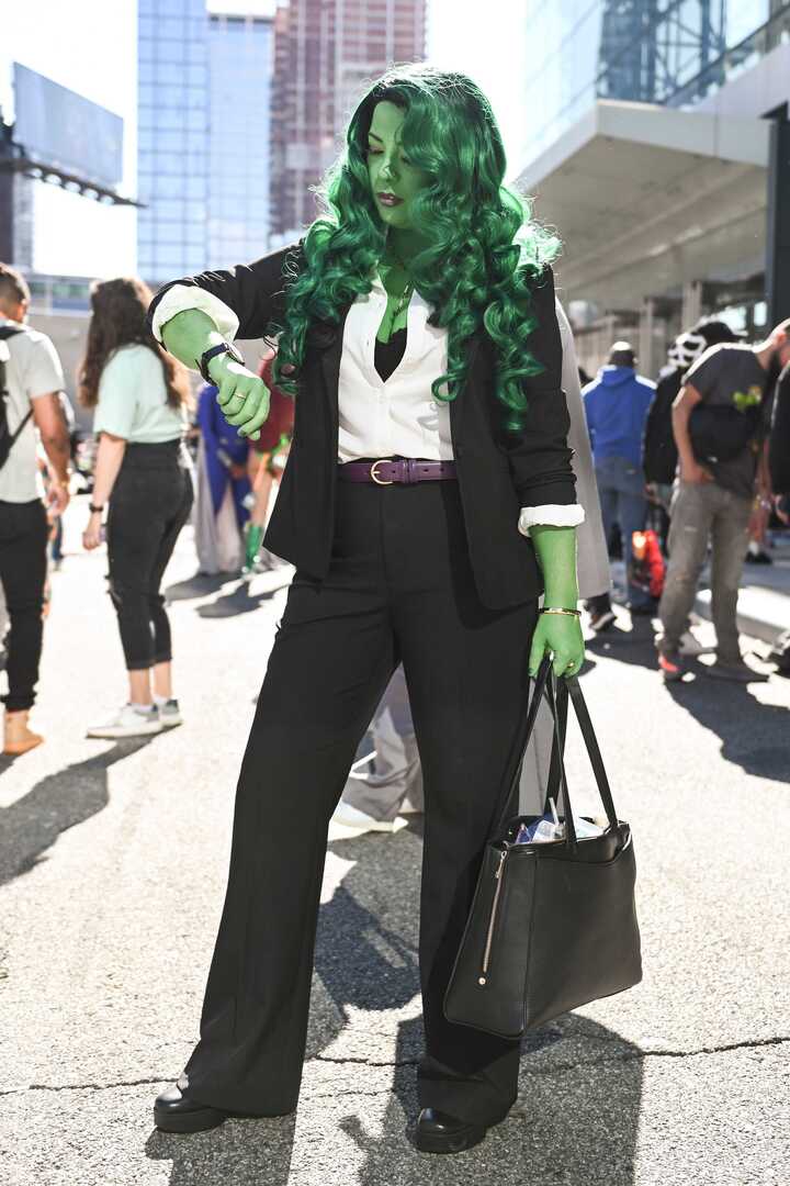 Lấy cảm hứng từ nhân vật Jennifer Walters (She-Hulk) của Marvel, bạn có thể dễ dàng tạo nên diện mạo mạnh mẽ và khác biệt chỉ với vài chi tiết đơn giản: Bộ vest công sở thanh lịch, lớp trang điểm xanh lá đặc trưng và mái tóc cùng tông. Sự kết hợp này vừa táo bạo vừa thú vị cho một đêm Halloween đáng nhớ.