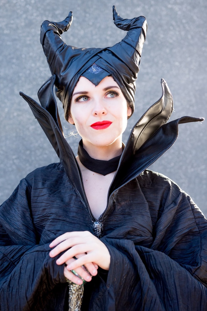 Tiên Hắc Ám (Maleficent) luôn là ý tưởng hóa trang chưa bao giờ lỗi mốt mỗi mùa Halloween. Để tái hiện vẻ đẹp bí ẩn của nàng, bạn chỉ cần sắm cặp sừng đặc trưng, khoác lên mình chiếc váy đen quyền lực nhất và tô thêm chút son đỏ, thế là đủ để trở thành “bà hoàng bóng tối” đầy cuốn hút.