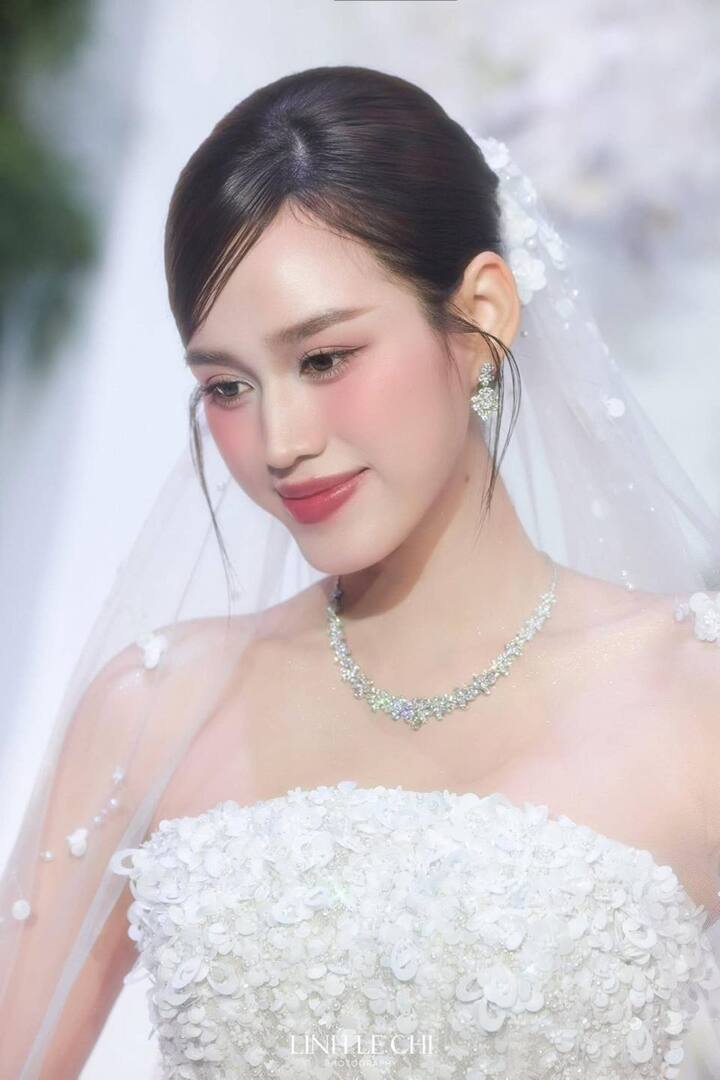 Sau đám cưới tại Quảng Trị, Hoa hậu Đỗ Thị Hà và doanh nhân Viết Vương dự kiến tổ chức tiệc báo hỷ tại Hà Nội. Sự kiện này quy tụ dàn khách mời gồm nhiều hoa hậu, á hậu và nghệ sĩ nổi tiếng.