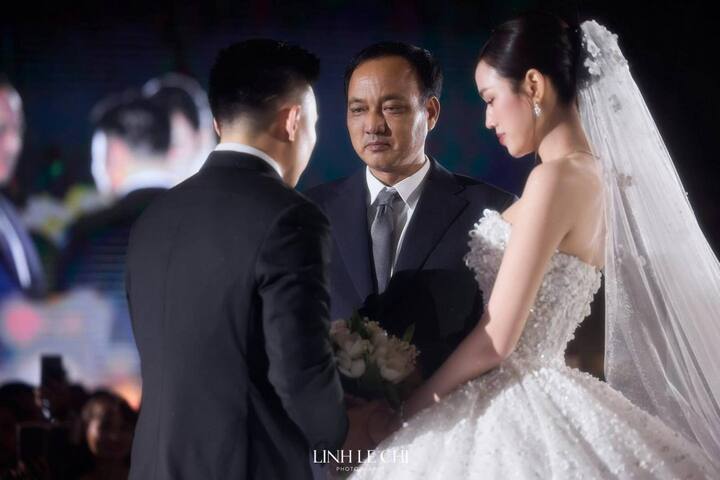 Giây phút được bố trao tay cho chú rể, người đẹp Thanh Hóa nghẹn ngào, rưng rưng nước mắt.