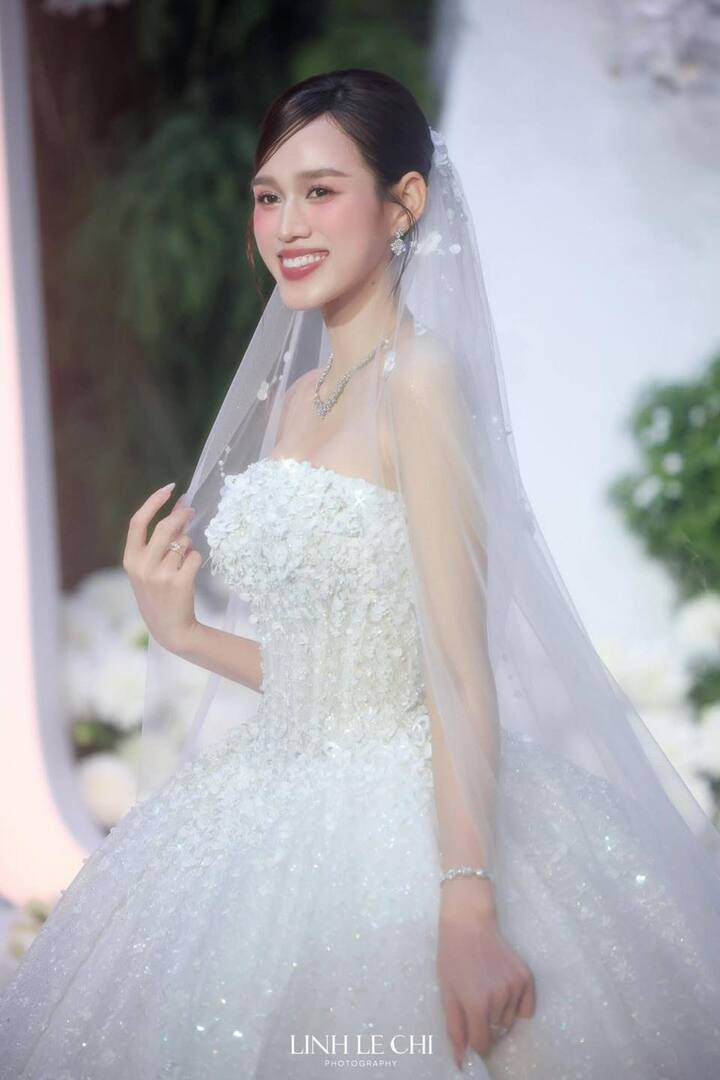Đáp lại, chú rể nhắn gửi: “Anh gắn với những công trình và ngày hôm nay, anh đang cùng em xây công trình lớn nhất đời mình. Cảm ơn em, người con gái đã xuất hiện trong cuộc đời anh, để cho anh biết thế nào là tình yêu. Chúng ta sẽ cùng nhau cố gắng em nhé, để tình yêu này sẽ không chỉ là những lời nói ngọt ngào, mà là từng hành động nhỏ bé mỗi ngày, là sự sẻ chia, thấu hiểu. Hôm nay, sau tất cả những năm tháng chờ đợi, anh đã sẵn sàng để bước đến, nắm lấy đôi tay em, và cùng em đi qua mọi chặng đường".