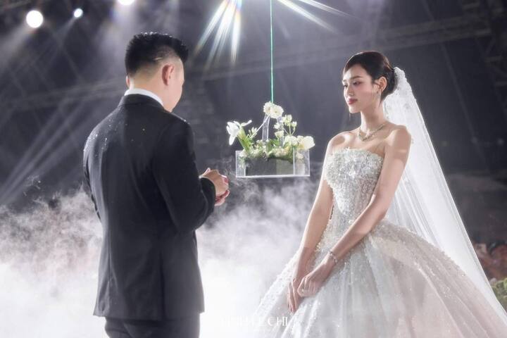 Cặp đôi thực hiện nghi thức trao nhẫn.