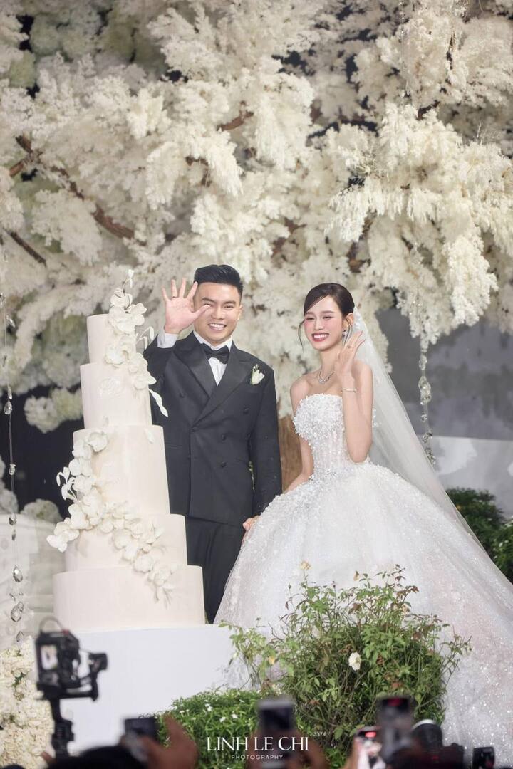 Trong phần chia sẻ tại hôn lễ, doanh nhân Nguyễn Viết Hải - bố chú rể ví tình yêu của đôi trẻ như sự hòa quyện của hai dòng sông Nhật Lệ và Long Đại.