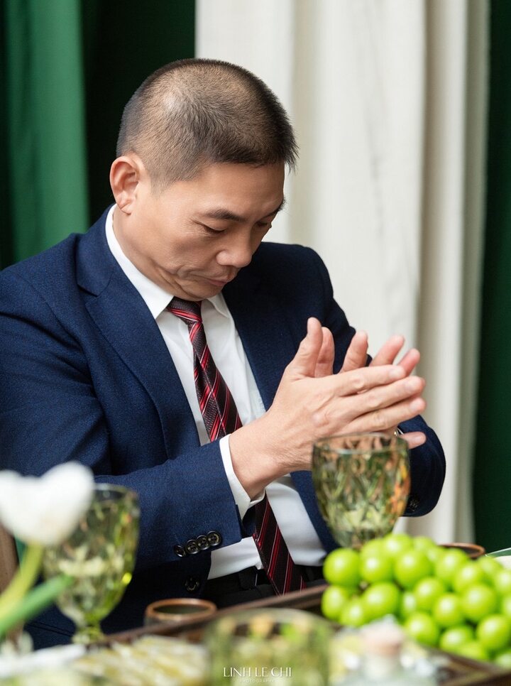Trước đó, trong lễ ăn hỏi, bố chồng Hoa hậu Đỗ Thị Hà cũng chia sẻ: "Tôi biết ơn gia đình nhà gái đã gả con gái cho con trai tôi. Tôi hứa sẽ nuôi dạy để cháu phát triển hơn. Mong hai con hoà thuận, phát triển hơn".
