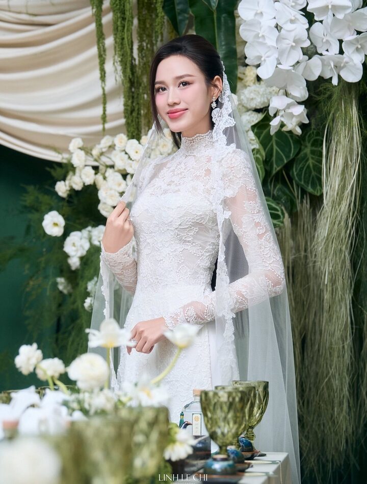Trong buổi lễ, ông Nguyễn Viết Hải - Chủ tịch Tập đoàn Sơn Hải, cha chú rể – phát biểu đầy cảm xúc: “Hôm nay, gia đình nhà trai mang đến khay cau trầu, dâng lên tổ tiên, ông bà của nhà gái, mong muốn xin phép tổ tiên, gia đình nhà gái được đón cháu Đỗ Thị Hà về làm dâu gia đình nhà tôi. Không có gì hơn, tôi biết ơn gia đình nhà gái đã tiếp đón long trọng nhà trai. Chúc gia đình nhà gái sức khỏe, may mắn. Chúc cho hai con hạnh phúc, yêu nhau mãi mãi, dài lâu". Sau khi hai họ thống nhất, ông Đỗ Văn Cường, cha của Hoa hậu Việt Nam 2020, dắt tay con rể lên gặp con gái.