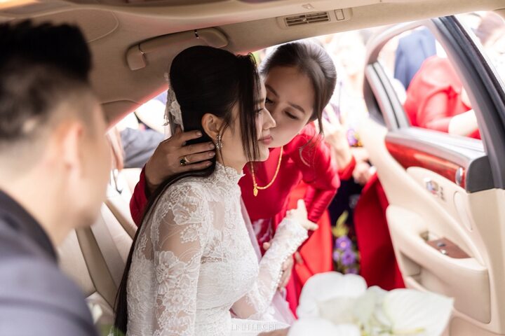 Trước khi chia tay, bà Hoa hôn má con gái, tiễn con gái về nhà chồng.
