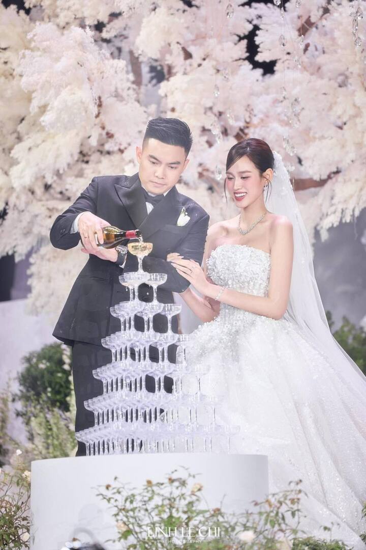 Cô dâu, chú rể cùng thực hiện các nghi thức thiêng liêng của lễ cưới: ra mắt quan viên hai họ, trao nhẫn cưới, rót rượu và cắt bánh.