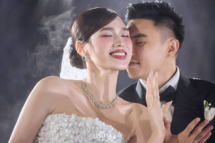 Hoa hậu Đỗ Thị Hà và chồng doanh nhân giơ cao bàn tay đeo nhẫn cưới, chia sẻ niềm vui với những người thân yêu trong nền nhạc ca khúc "I Do".