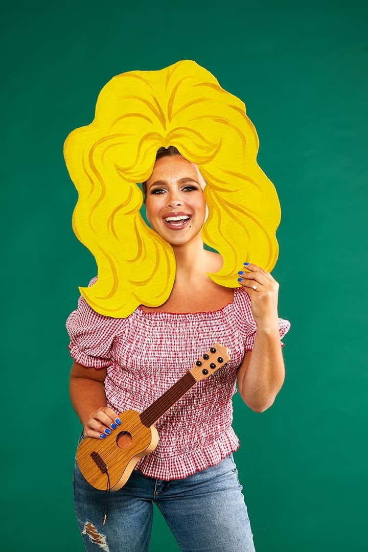 Để hóa thân thành Dolly Parton, bạn có thể đơn giản đội tóc giả để gợi lại phong cách “làm rồi nghỉ” nổi tiếng của bà. Với những ai yêu thích sự sáng tạo, hãy thử làm thủ công: dùng tấm bìa cứng lớn, sơn vàng và nâu, rồi cắt tạo hình mái tóc bồng bềnh. Thành phẩm sẽ là bộ tóc giả vui nhộn, hoàn hảo cho những bức ảnh kỷ niệm đêm Halloween.