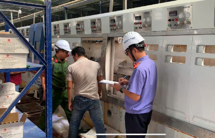 Cơ quan chức năng khám nghiệm hiện trường, điều tra nguyên nhân khiến nhân viên cơ điện tử vong. Ảnh: Viện KSND tỉnh Gia Lai