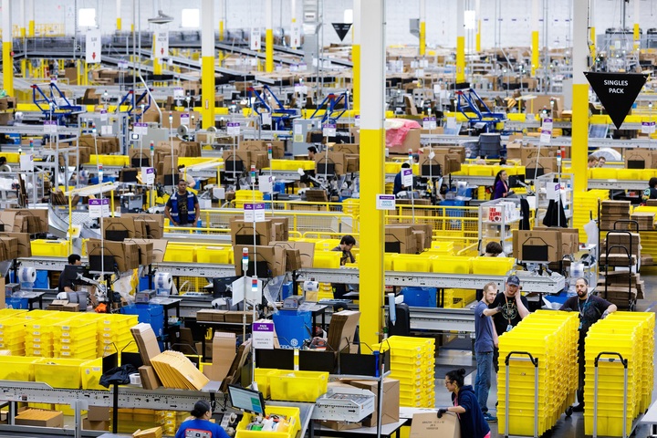 Khu vực gian hàng của Amazon.