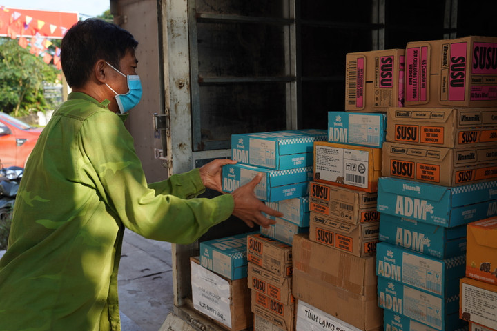 Hàng trăm nghìn sản phẩm dinh dưỡng Vinamilk được vận chuyển đến nơi, trao tặng bà con hậu thiên tai. (Ảnh: Tịnh Không)