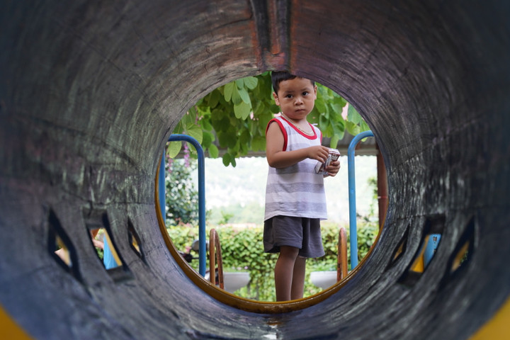 Em bé trường mầm non Nhật Tiến sau những ngày bão lũ. (Ảnh: Tịnh Không)