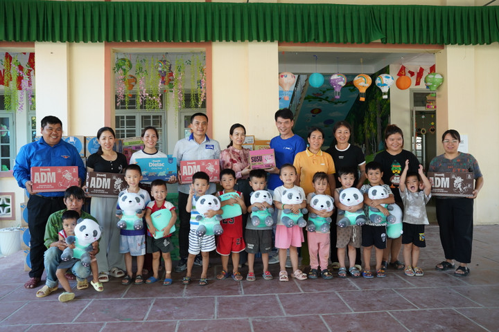 Cô trò trường mầm non Nhật Tiến nhận quà từ Vinamilk. (Ảnh: Tịnh Không)