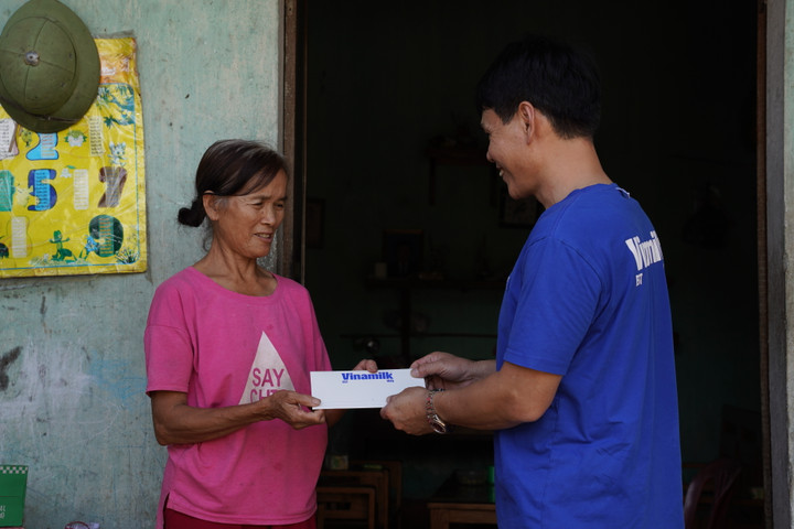 Đại diện Vinamilk – ông Phạm Tuyên, Giám đốc chi nhánh Hà Nội - trao quà động viên hộ dân khó khăn tại xã Vân Nham, Lạng Sơn. (Ảnh: Tịnh Không)