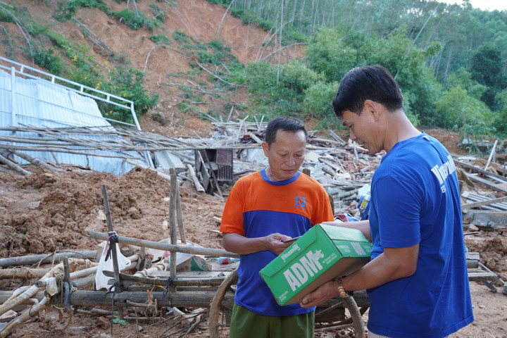 Ông Nông Văn Chiến, xã Thiện Tân, tỉnh Lạng Sơn trước căn nhà đổ nát nhận sự sẻ chia từ ông Phạm Tuyên – Giám đốc chi nhánh Hà Nội, Vinamilk. (Ảnh: Tịnh Không)