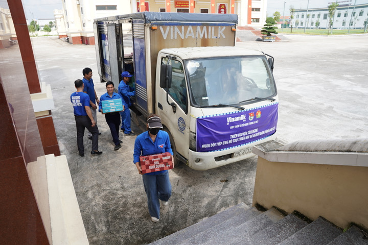 Đoàn Vinamilk gửi tặng những sản phẩm dinh dưỡng cho người dân tỉnh Ninh Bình, ghé thăm những gia đình chịu ảnh hưởng nặng nề sau bão lũ. (Ảnh: Tịnh Không)