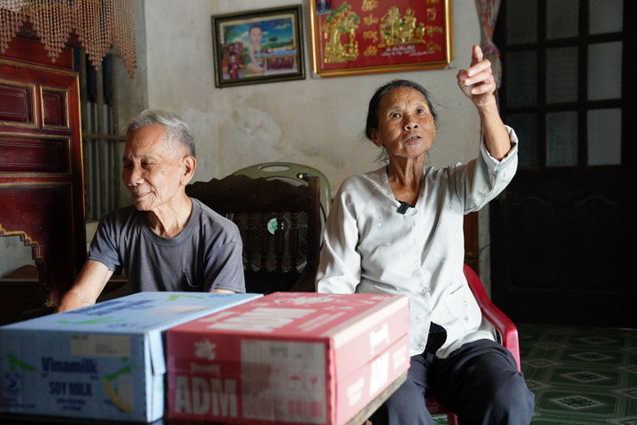 Ở Ninh Bình, bà Nguyễn Thị Lợi chỉ tay lên mái nhà vừa được lợp lại, nói: “Hôm đó gió lốc cuốn bay mái nhà, nước ào vào, cả nhà chỉ kịp chạy sang hàng xóm”. (Ảnh: Tịnh Không)