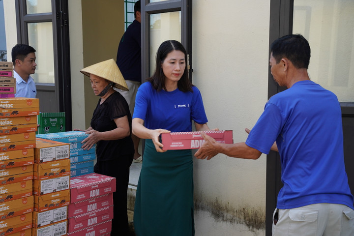 Đoàn Vinamilk trao tặng sản phẩm dinh dưỡng, thăm hỏi động viên người dân ở xã Hoằng Hóa, tỉnh Thanh Hóa. (Ảnh: Tịnh Không)