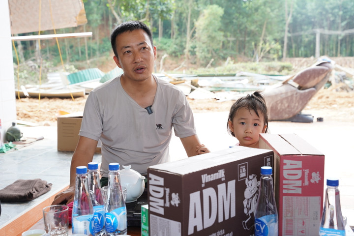 Anh Đoàn Khanh và con gái nhỏ trước ngôi nhà đã bị lũ cuốn trôi toàn bộ. (Ảnh: Tịnh Không)