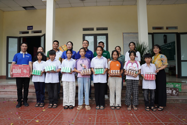 Các sản phẩm dinh dưỡng của Vinamilk được trao đến học sinh trường THCS Đồng Liên, phường Gia Sàng, tỉnh Thái Nguyên. (Ảnh: Tịnh Không)