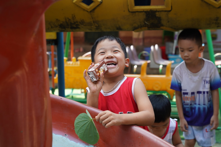 Khi nắng lên sau bão, nụ cười trong veo của trẻ thơ chính là điều khiến ta tin rằng mọi khó khăn rồi cũng qua và hành trình mới lại bắt đầu. (Ảnh: Tịnh Không)