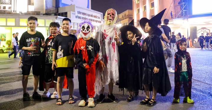 Giới trẻ Hà Nội hóa trang ma quái đổ lên phố đi bộ đón Halloween. (Ảnh: Khổng Chí)