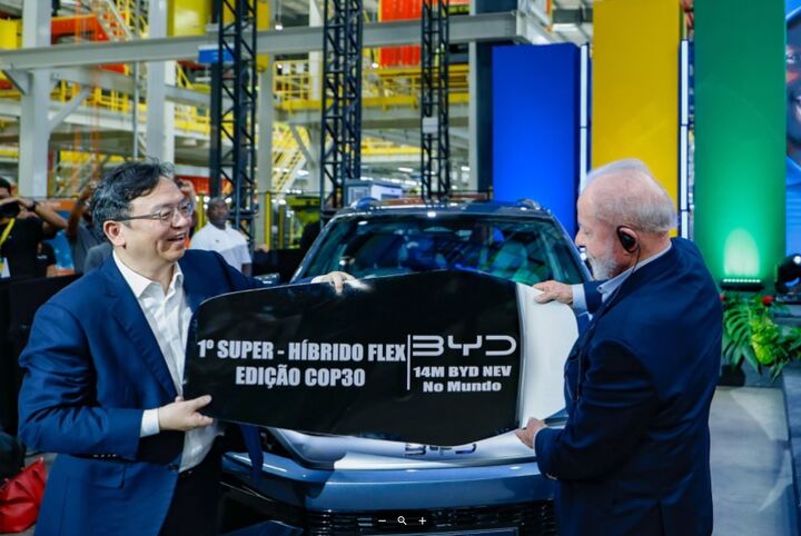 Chủ tịch BYD trao tặng danh dự chiếc xe thứ 14 triệu được xuất xưởng cho Tổng thống Brazil. (Ảnh: BYD)
