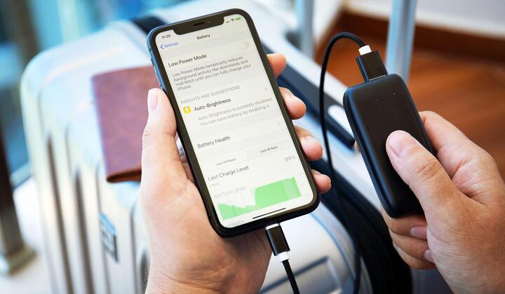 Lý do sạc dự phòng không được để trong hành lý ký gửi là vì pin lithium-ion trong sạc dự phòng có nguy cơ cháy nổ cao do va đập, thay đổi áp suất, hoặc đoản mạch khi vận chuyển. (Ảnh: Currys)