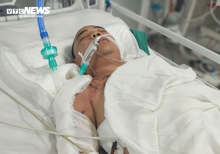 Tuyền nằm bất động trên giường bệnh. (Ảnh: Loan Hoà)