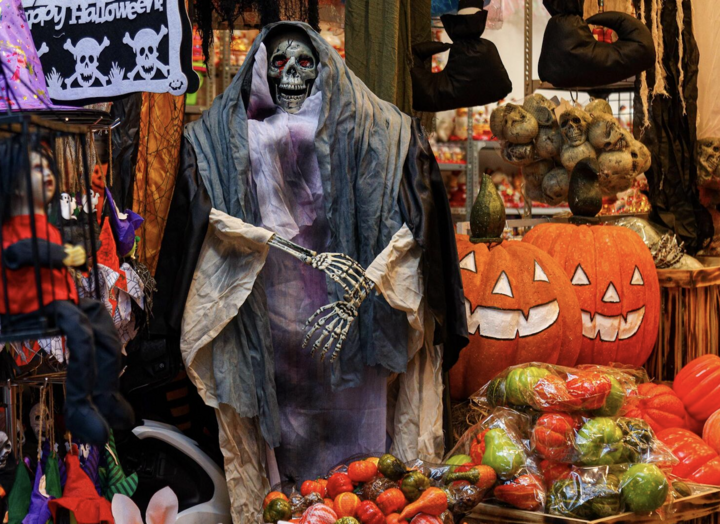 Phố Hàng Mã ngập tràn không khí Halloween. (Ảnh: Minh Đức)