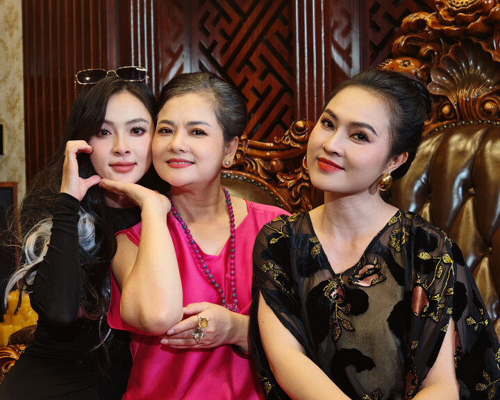 NSND Hoài Thu (ngoài cùng bên phải) vào vai mẹ của Hưng trong bộ phim "Buông" của đạo diễn Mai Long.