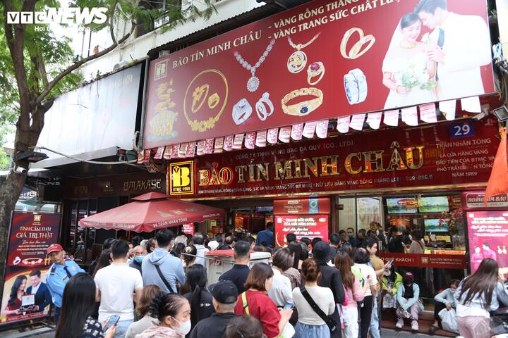 Người dân vẫn xếp hàng trước cửa hàng Bảo Tín Minh Châu (phố Trần Nhân Tông) trong sáng 22/10.