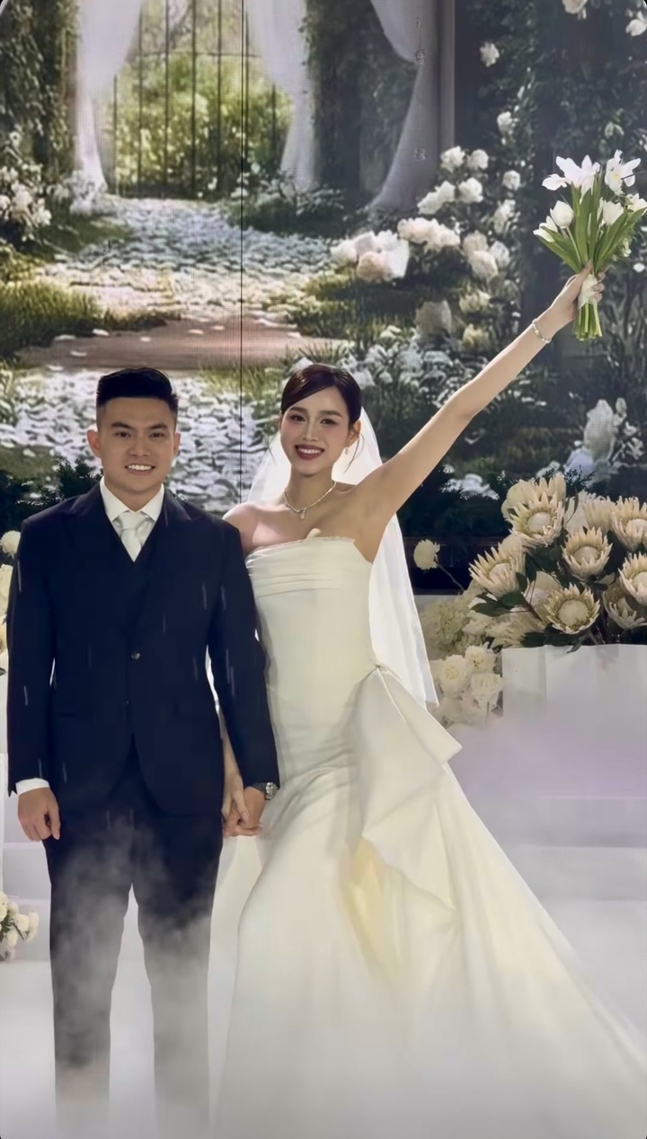 Hoa hậu Đỗ Thị Hà và doanh nhân Nguyễn Viết Vương trong đám cưới ở Quảng Trị.