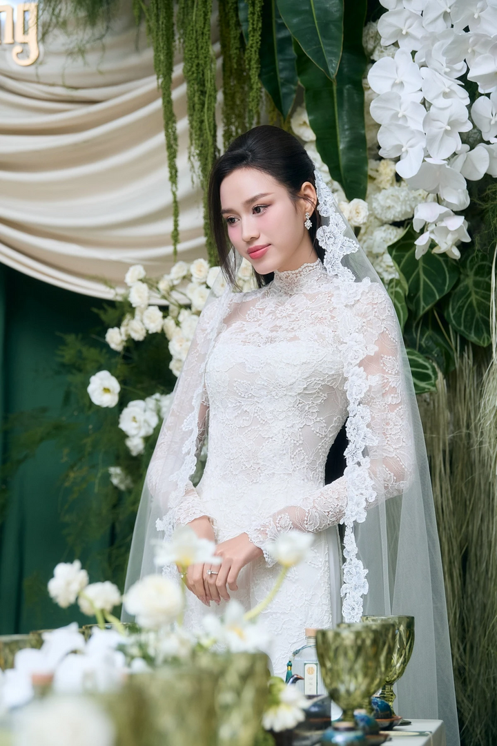 Hoa hậu Đỗ Thị Hà lên xe hoa vào ngày 22/10.