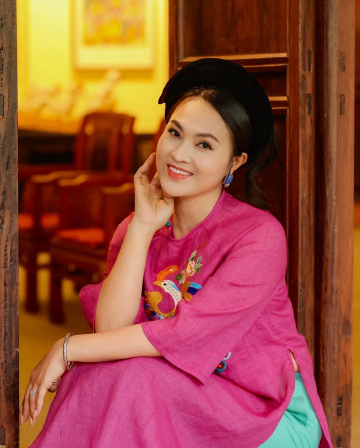 Cô là một trong "tứ đại mỹ nhân" có giọng hát vàng của xứ chèo Thái Bình (nay là Hưng Yên).