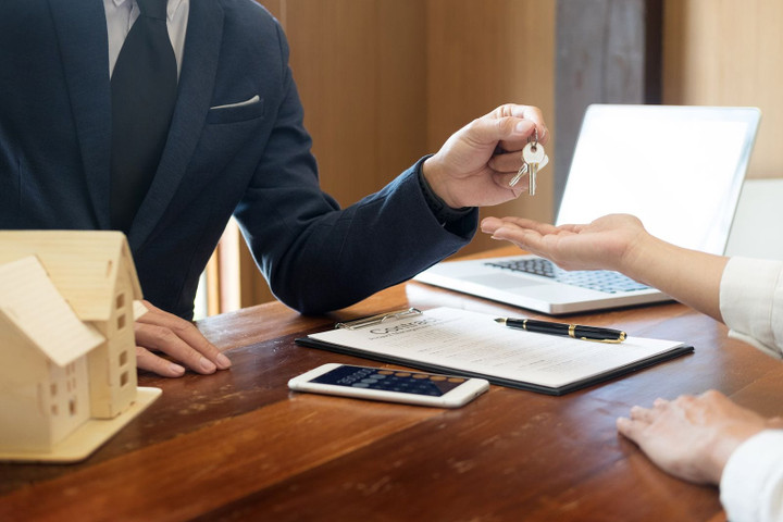 NHNN cảnh báo về rủi ro pháp lý và tín dụng liên quan đến việc cho vay để thanh toán tiền đặt cọc bất động sản thông qua "văn bản thỏa thuận". (Ảnh minh họa: mashvisor)