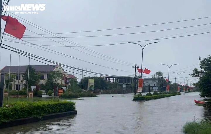 Tuyến đường chính ở phường Hoá Châu (TP Huế) ngập sâu trong nước