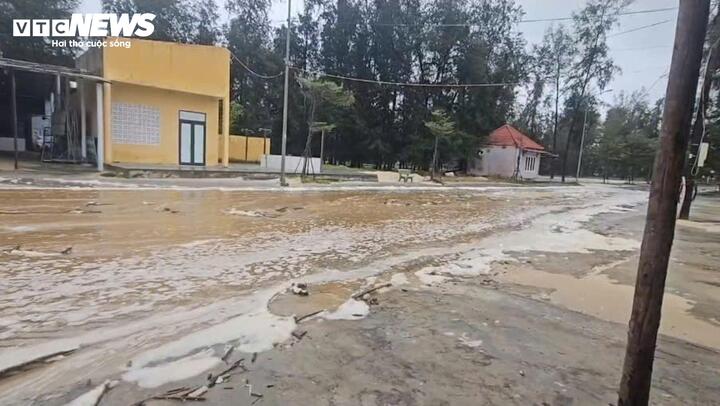 Nước biển chảy thành dòng cuồn cuộn chảy vào khu dân cư vùng trũng ven biển Thuận An.