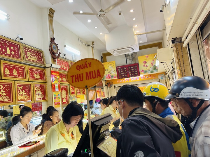 Giá giảm sốc, tiệm vàng ở TP.HCM tấp nập khách, mỗi người được mua tối đa 2 chỉ